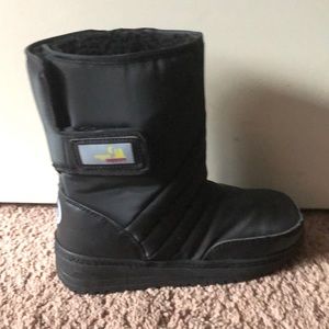 Kids’ sherpa-lined winter boots